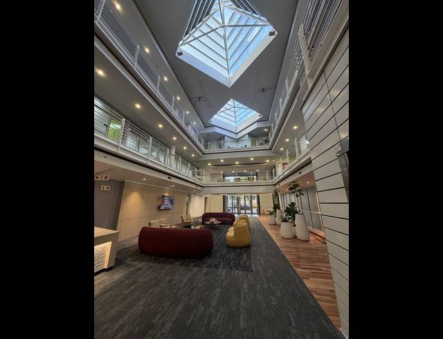 250M² BUILDING TO LET IN FORESHORE